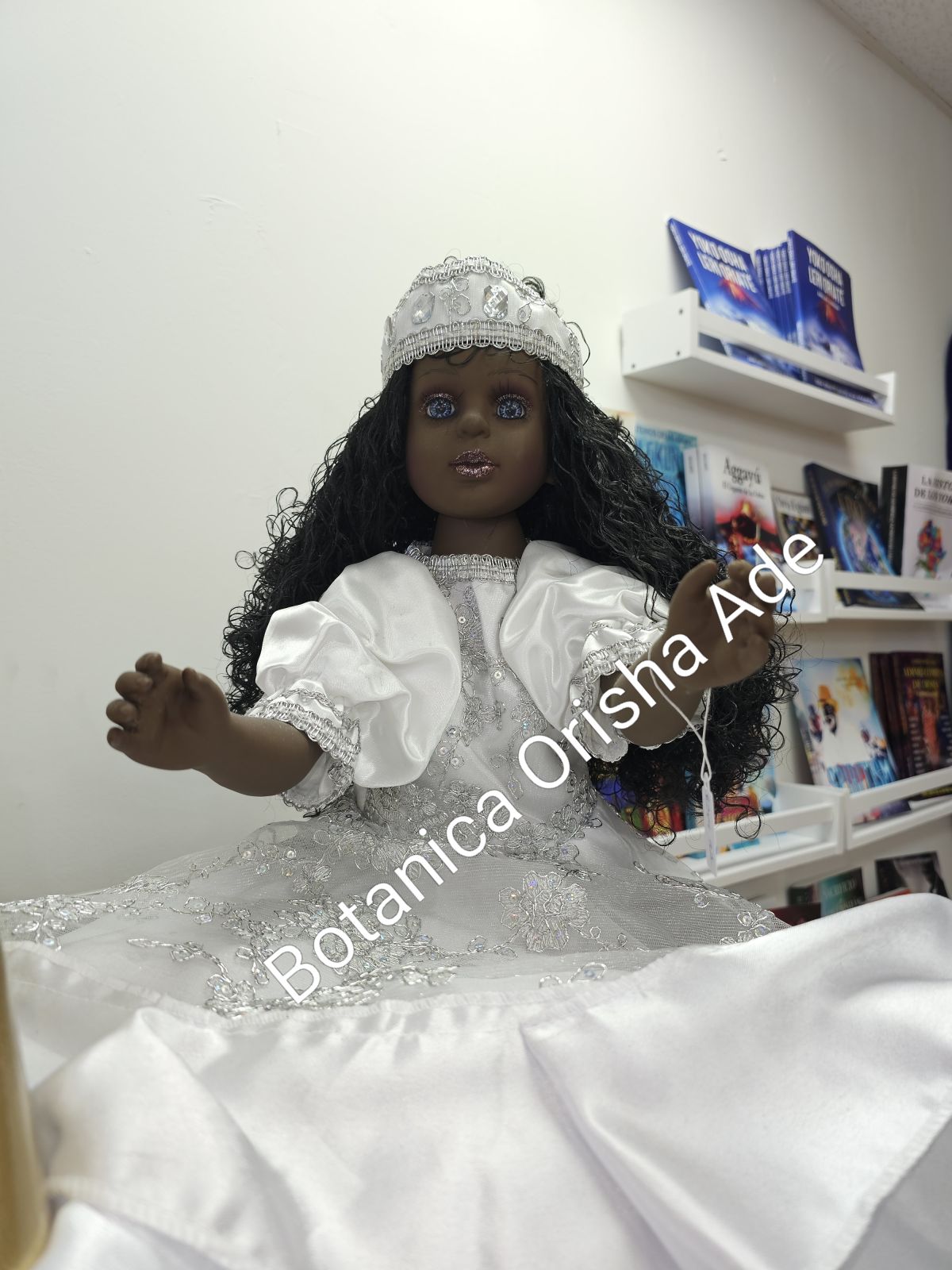 MUÑECA NEGRA VESTIDA DE BLANCO GRANDE